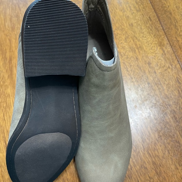 Women Madden Girl Taupe Booties NIB - Picture 4 of 5